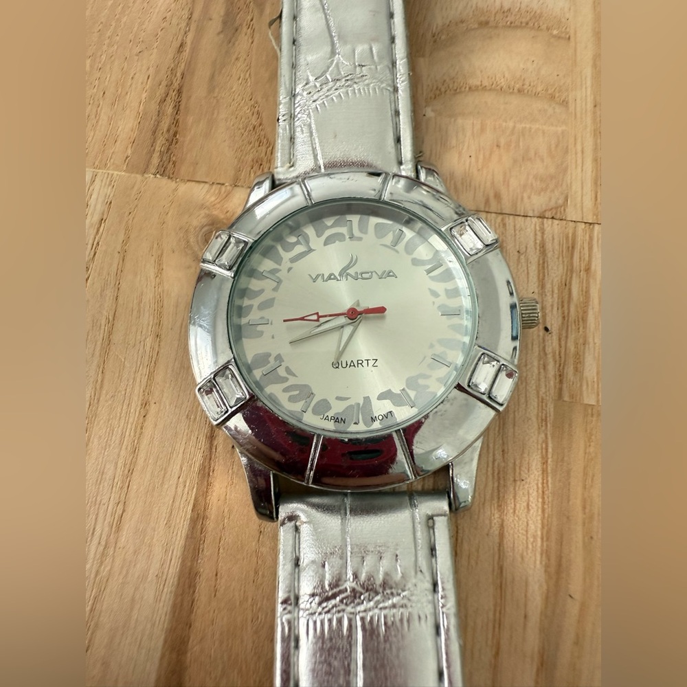Via nova ladies silver metallic leather watch NEW BATTERY